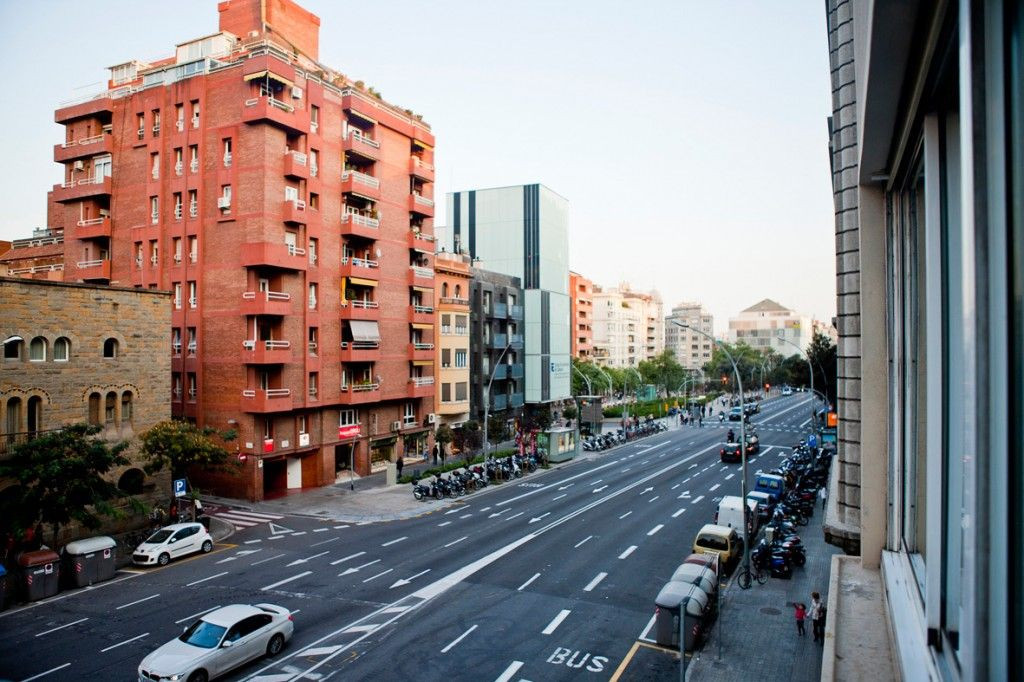 Vehículos en la vía Augusta / BLUE BARCELONA