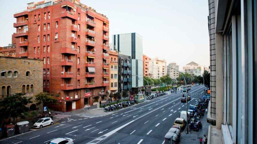 Vehículos en la vía Augusta / BLUE BARCELONA