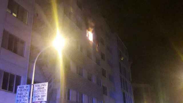Incendio de madrugada en un edificio de la calle Llull, en la Llacuna del Poblenou / BOMBERS DE BARCELONA