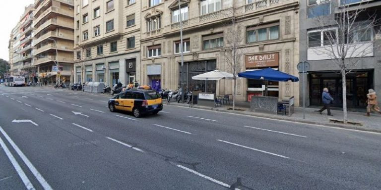 Un taxi circula por vía Augusta de Barcelona / GM