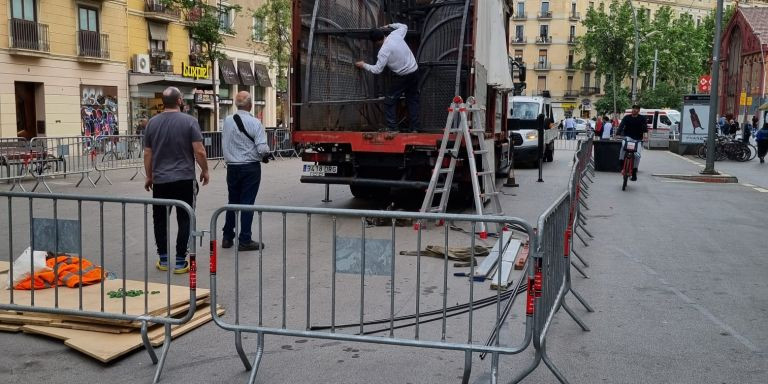 Montaje de la instalación del festival de arquitectura en la ronda de Sant Antoni / CEDIDA