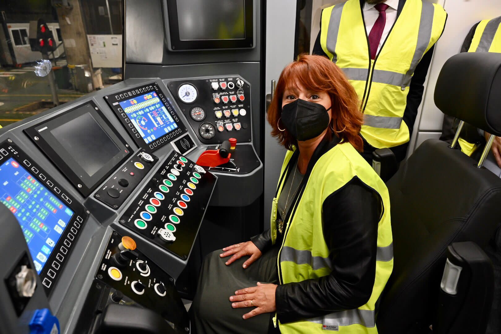 Laia Bonet en la cabina del primer tren de la nueva serie 7000 del metro / TMB