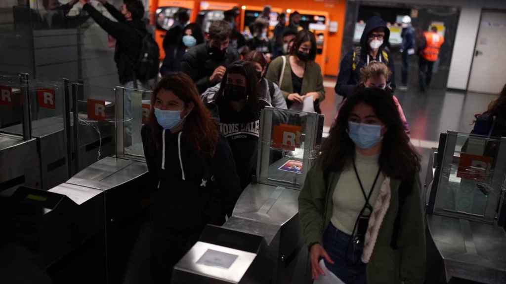 Jóvenes se cuelan este miércoles en la estación de Arc de Triomf para protestar contra el mal servicio de Rodalies / BATEC