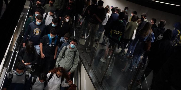 Jóvenes se cuelan este miércoles en la estación de Arc de Triomf para protestar contra el mal servicio de Rodalies / BATEC