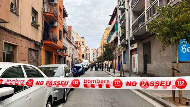 Una cinta de bomberos prohíbe el paso en la calle de Sant Joaquim de Santa Coloma, el lugar del incendio mortal / METRÓPOLI - ÁNGELA VÁZQUEZ