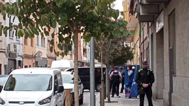 Agentes de policía esta mañana enfrente de la finca incendiada donde han muerto tres personas / CEDIDA