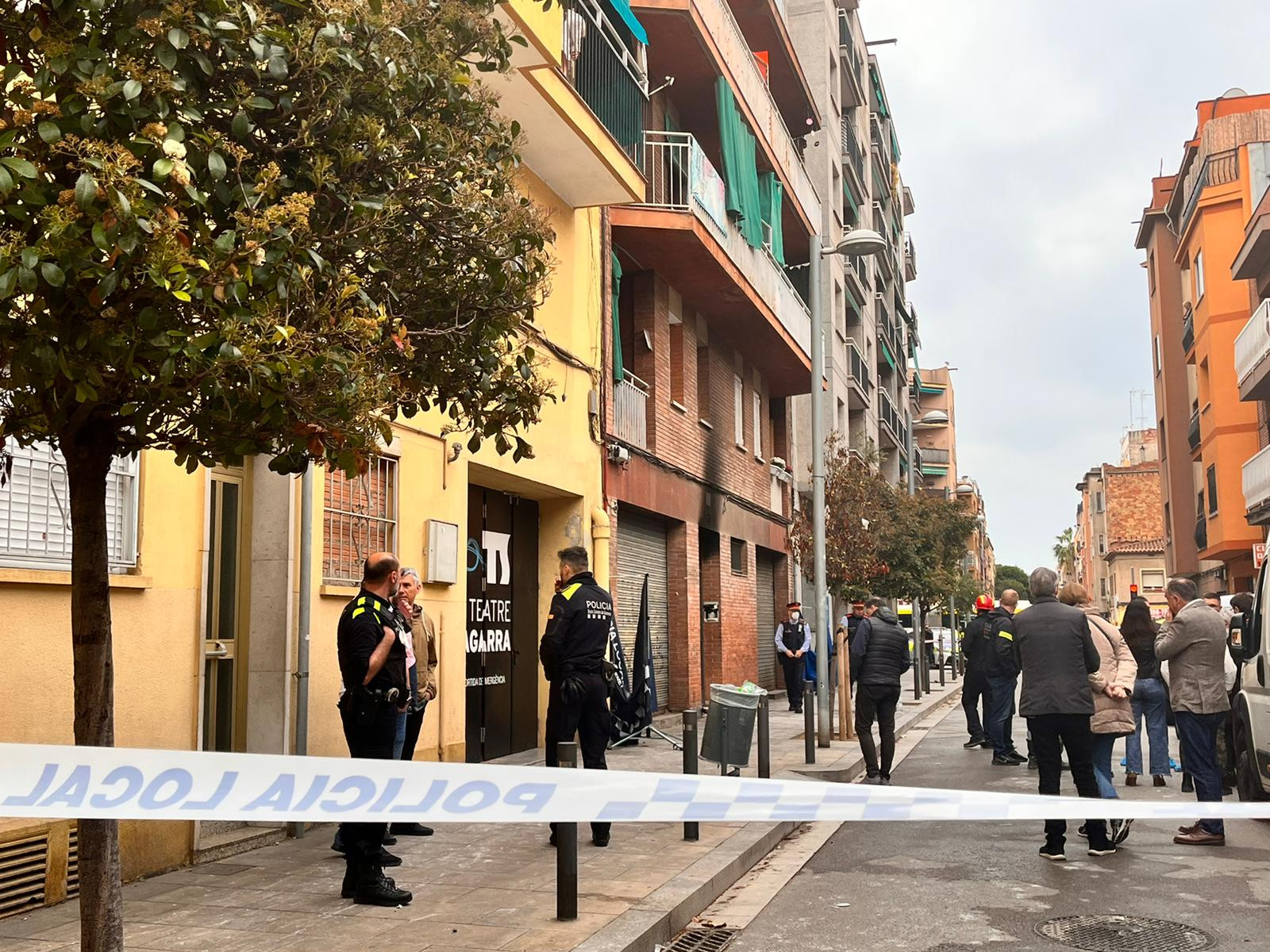 La policía en el edificio incendiado en Santa Coloma / ÁNGELA VÁZQUEZ