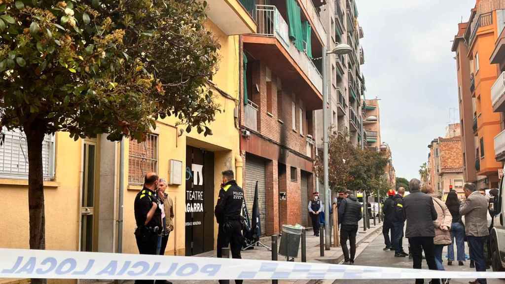 La policía en el edificio incendiado en Santa Coloma / ÁNGELA VÁZQUEZ