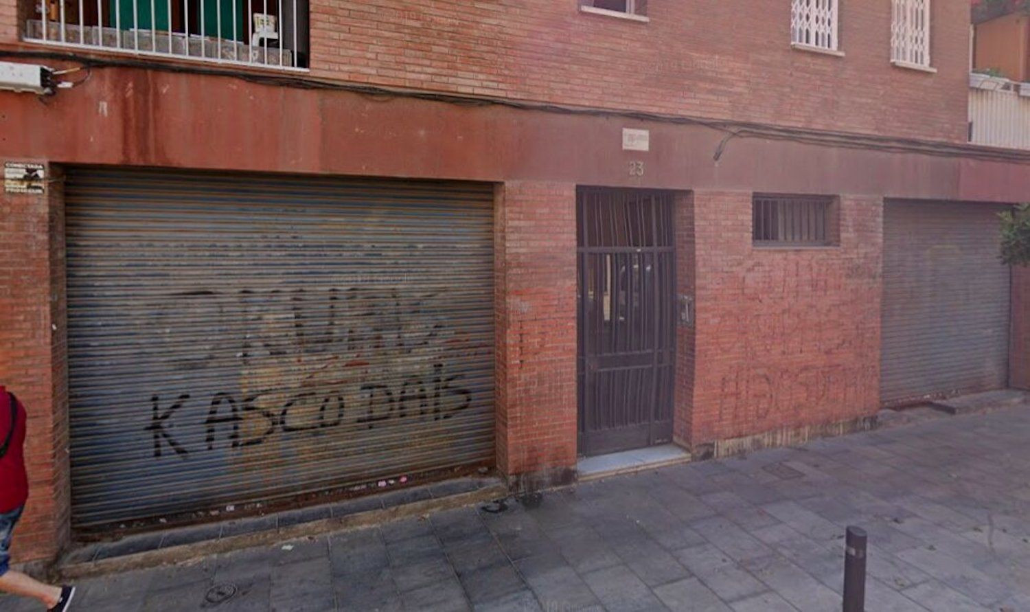 Pintadas contra los okupas en la fachada del edificio incendiado este miércoles en Santa Coloma de Gramenet / GOOGLE STREET VIEW