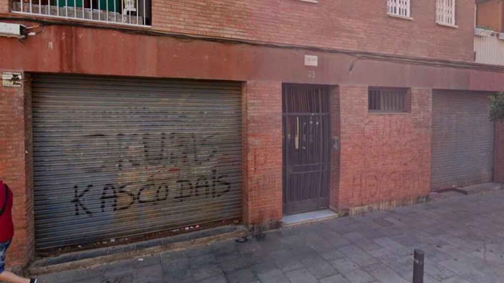 Pintadas contra los okupas en la fachada del edificio incendiado en Santa Coloma de Gramenet / GOOGLE STREET VIEW