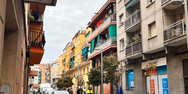 El número 23 de Sant Joaquim, la calle donde se ha producido el incendio que ha dejado tres fallecidos / ÁNGELA VÁZQUEZ