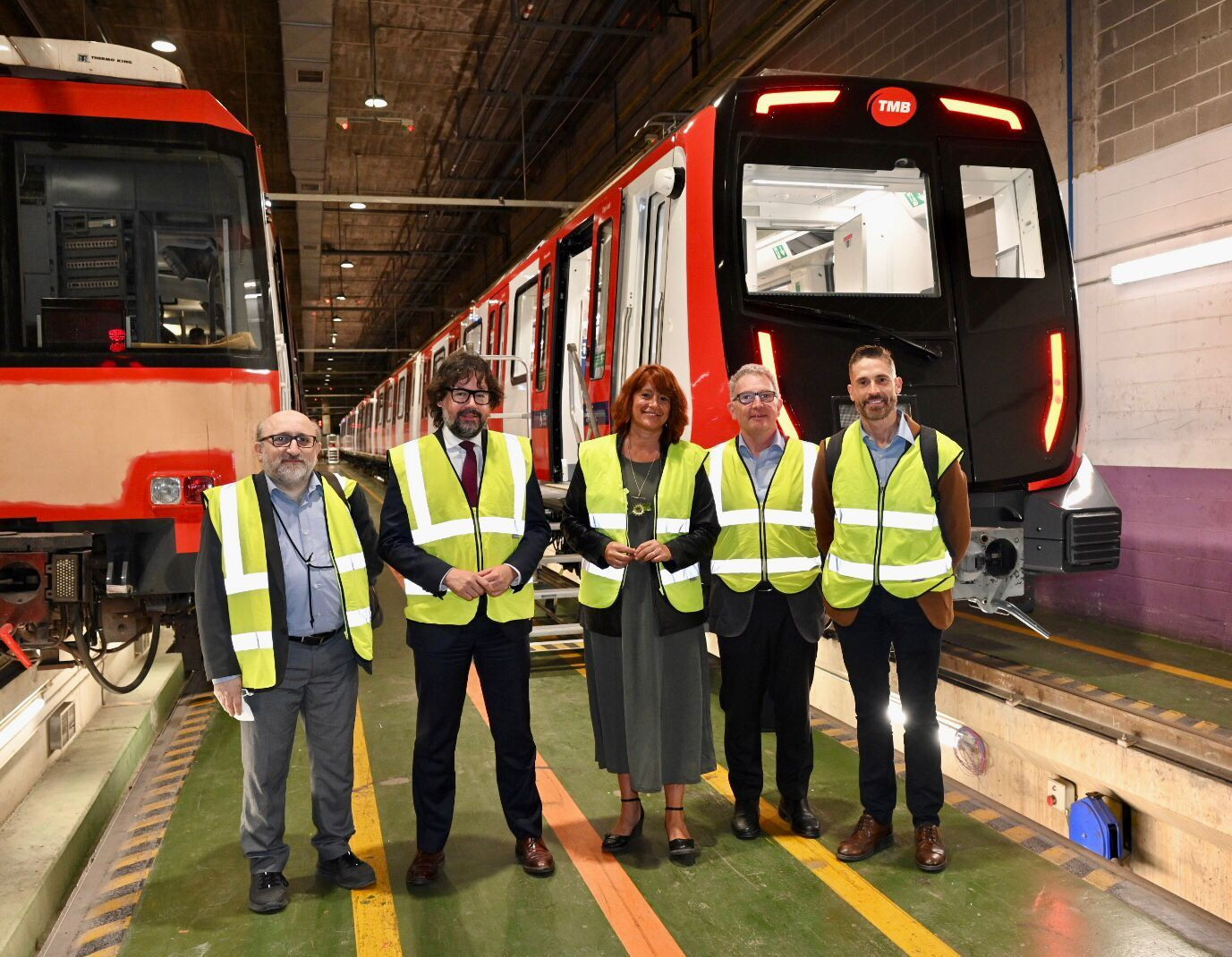 Laia Bonet, Gerardo Lertxundi, Ricard Font, Pere Torres y Òscar Playà, durante la presentación del primer tren de la nueva serie 7000 del metro / TMB