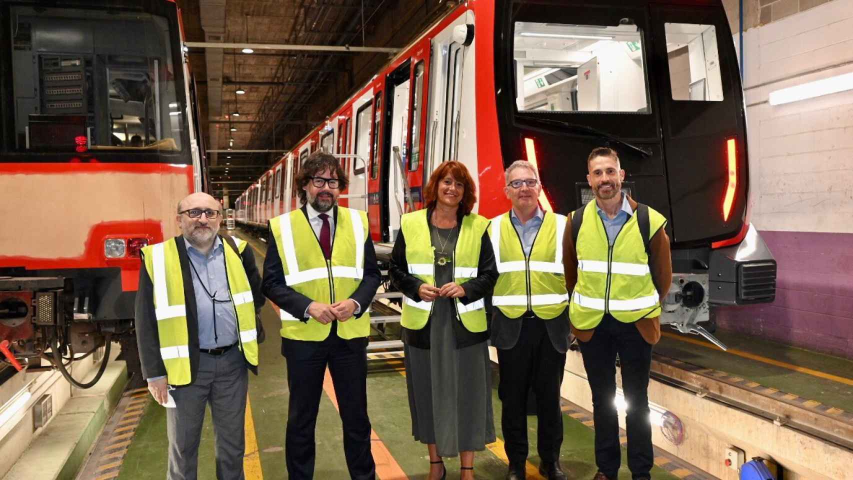 Laia Bonet, Gerardo Lertxundi, Ricard Font, Pere Torres y Òscar Playà, durante la presentación del primer tren de la nueva serie 7000 del metro / TMB