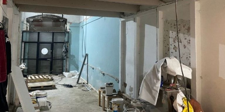 Sala en obras donde se ubicará la tienda del espacio / METRÓPOLI