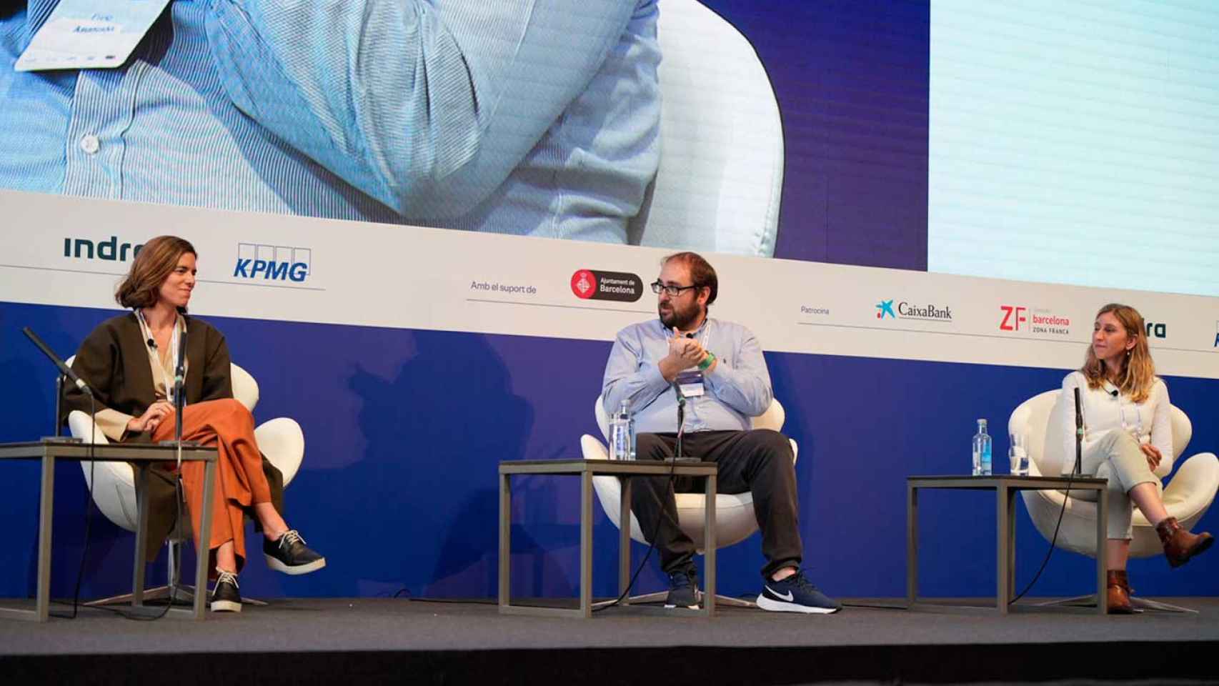 Enric Asunción, CEO de Wallbox, entre Beatriz González (Seoya Ventures) y Elisenda Bou, cofundadora de Vilynx, en el Círculo de Economía / LUIS MIGUEL AÑÓN