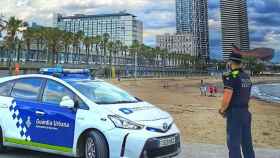 Un coche de la Guardia Urbana, en la playa de Barcelona / TWITTER GUARDIA URBANA
