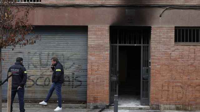 El edificio incendiado en Santa Coloma de Gramenet / EFE