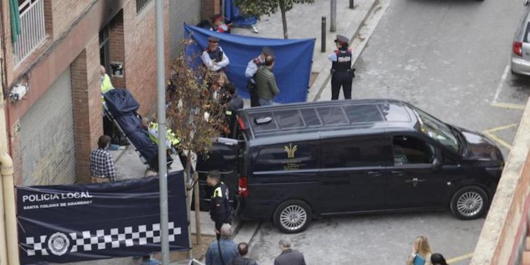 Retirada de uno de los cadáveres del edificio incendiado en la calle Sant Joaquim de Santa Coloma de Gramenet / EFE