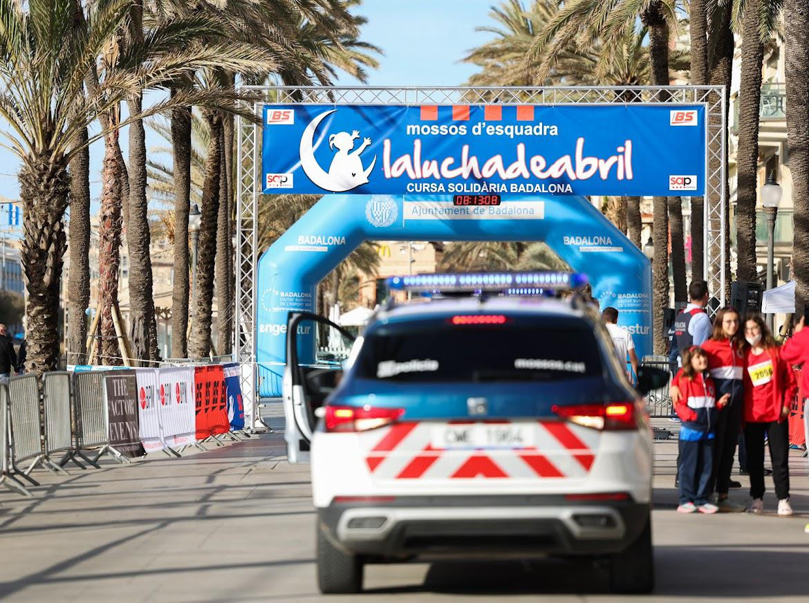 Un coche de Mossos en la cursa solidaria de Abril en Badalona / CEDIDA