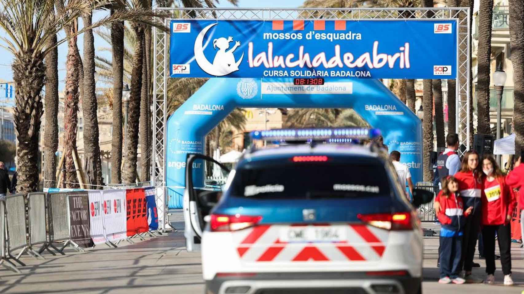 Un coche de Mossos en la cursa solidaria de Abril en Badalona / CEDIDA