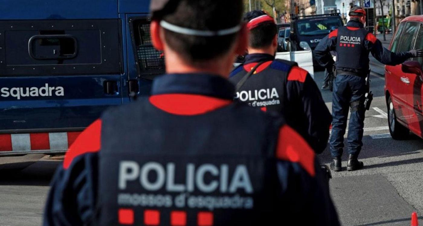 Mossos d'Esquadra durante un levantamiento de un cadáver por apuñalamiento tras una pelea callejera / ARCHIVO