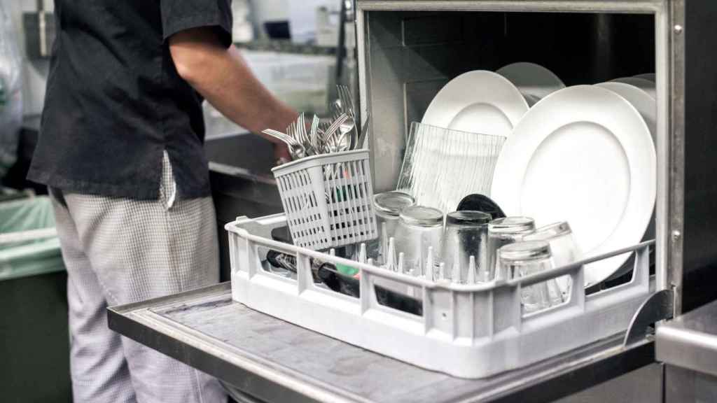 Lavaplatos industrial como el del bar donde los carteristas escondían los móviles robados / ARCHIVO