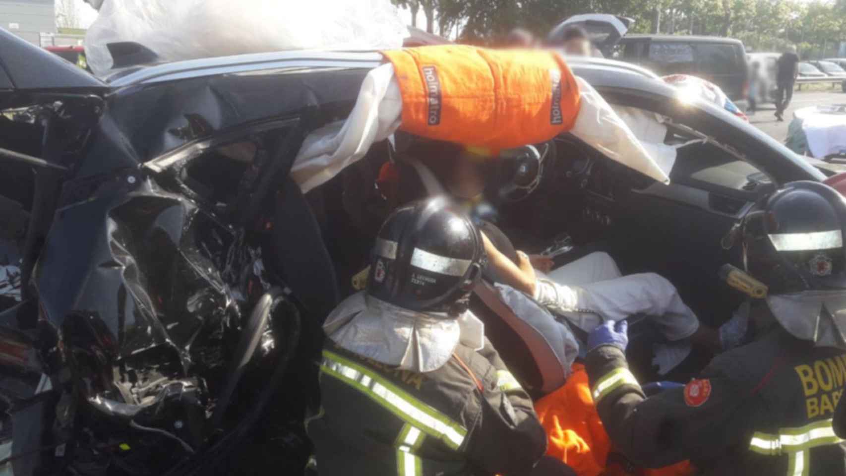 Uno de los coches implicados en el accidente en cadena este sábado en la avenida Diagonal / BOMBERS DE BARCELONA