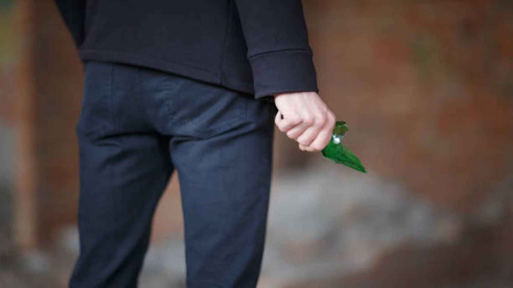 Un hombre sujeta una botella rota en una imagen de archivo / ISTOCK