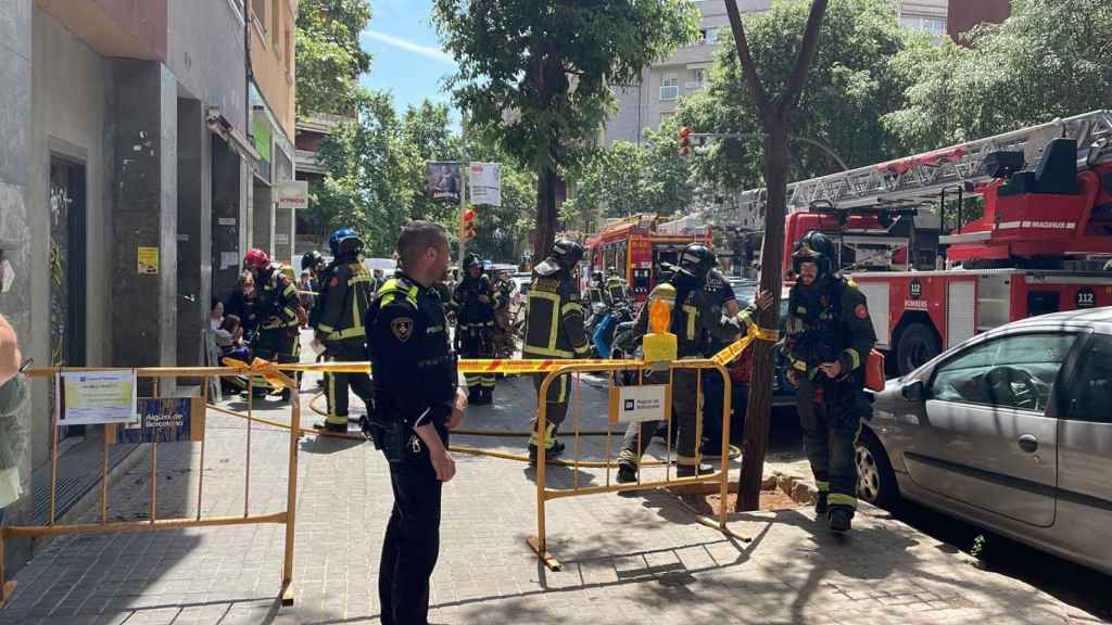 Los bomberos acceden al piso incendiado en la calle Dos de Maig / METRÓPOLI