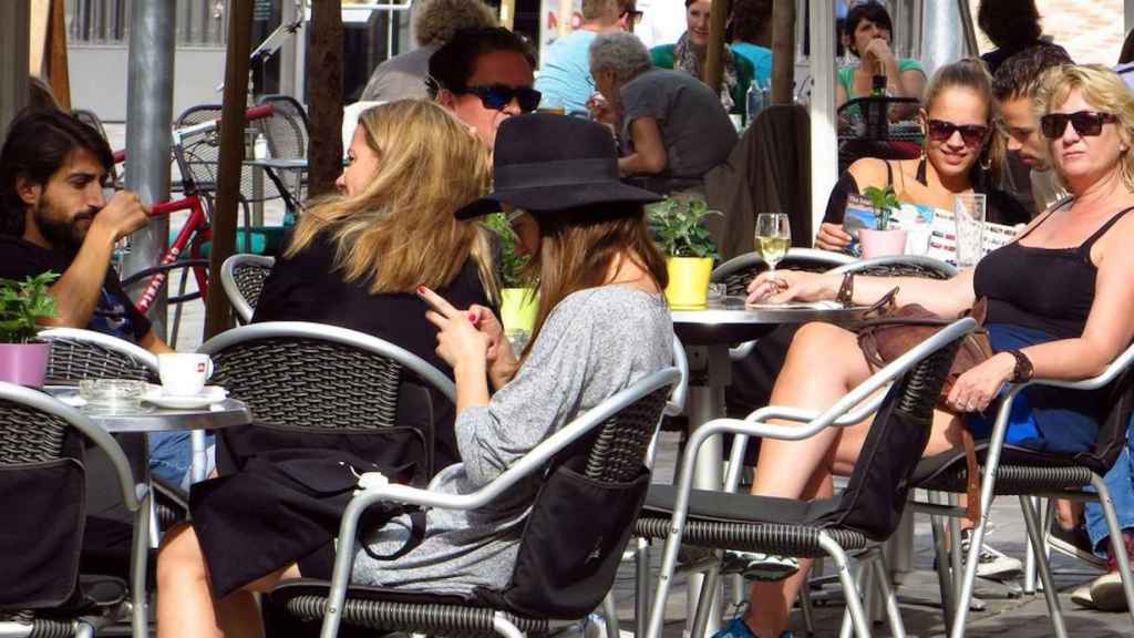 Turistas en una terraza del centro de Barcelona / AYUNTAMIENTO DE BARCELONA