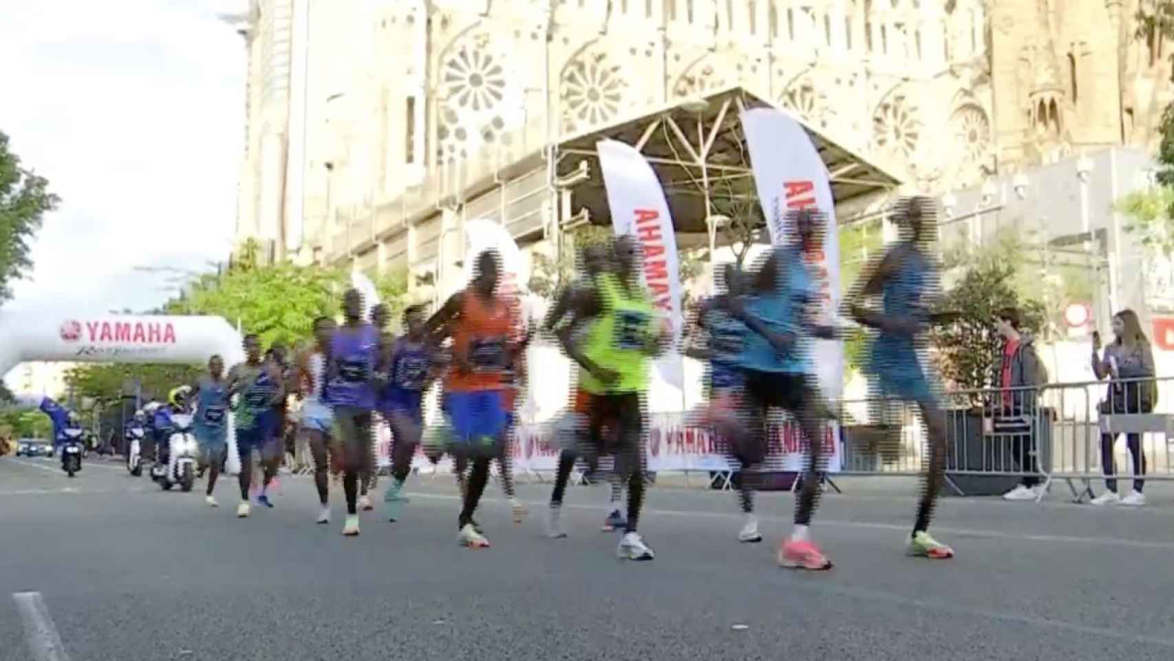 La cabeza de la carrera a su paso por Sagrada Família / betevé