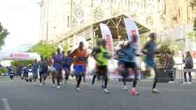 La cabeza de la carrera a su paso por Sagrada Família / betevé