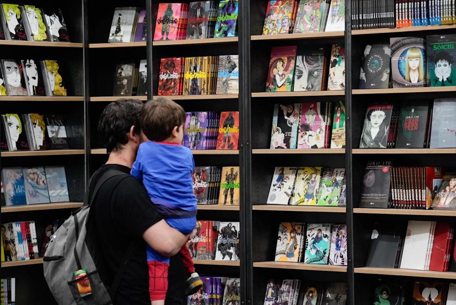 Un padre y un hijo en Comic Barcelona / EFE