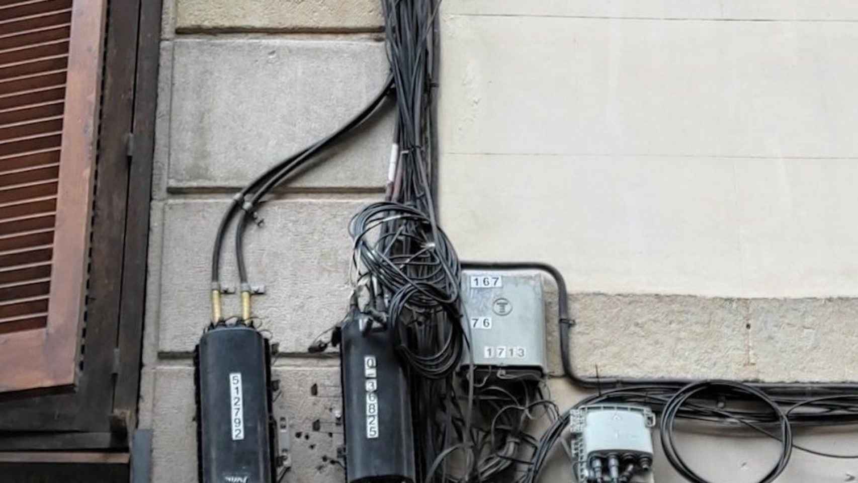 Imagen del cableado en una fachada de Ciutat Vella / REDES SOCIALES