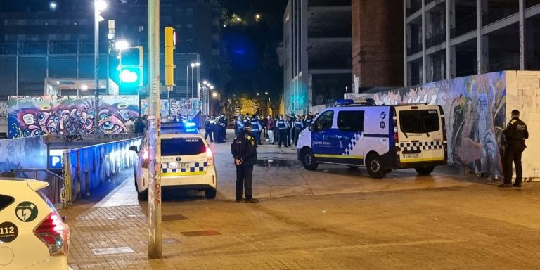 Agentes de la GUB en un dispositivo contra los botellones / GUARDIA URBANA