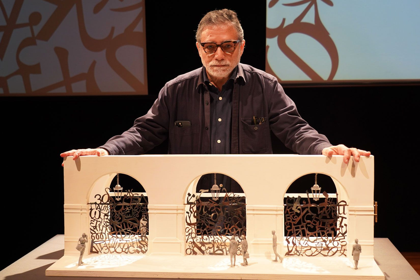 Jaume Plensa y la maqueta de sus nuevas puertas para el Liceu / GRAN TEATRE DEL LICEU