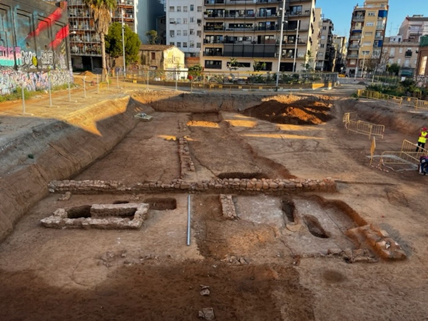 Vista general de las obras de urbanización de Can Batlló donde se han encontrado los esqueletos / AJUNTAMENT DE BARCELONA