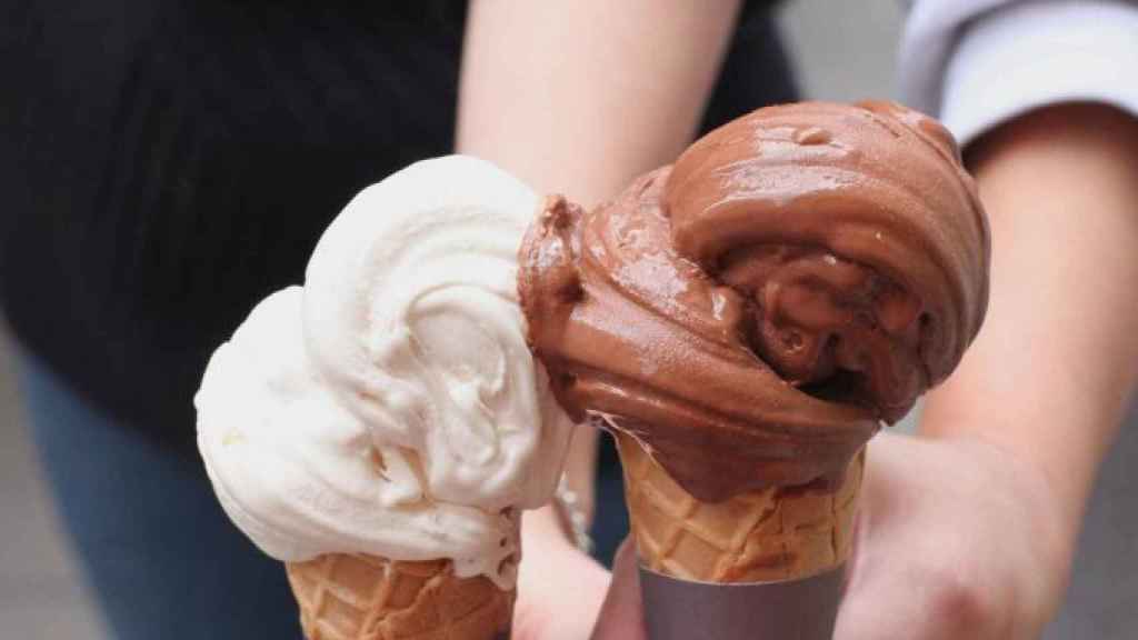 Dos personas sujetan helados de Delacrem / INSTAGRAM
