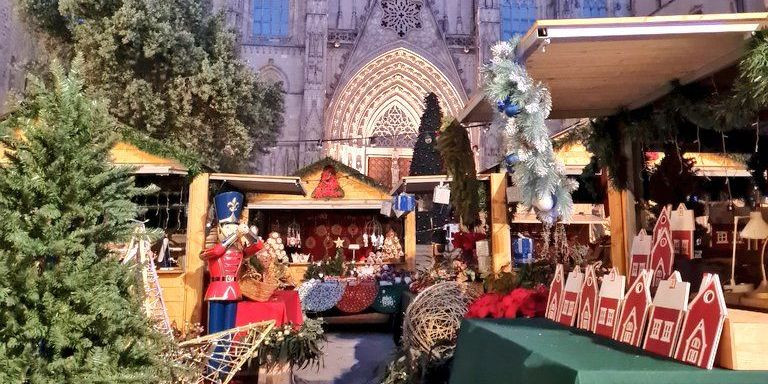 Un mercado navideño sorprende en la Catedral de Barcelona / TWITTER - SILVIA PARDO