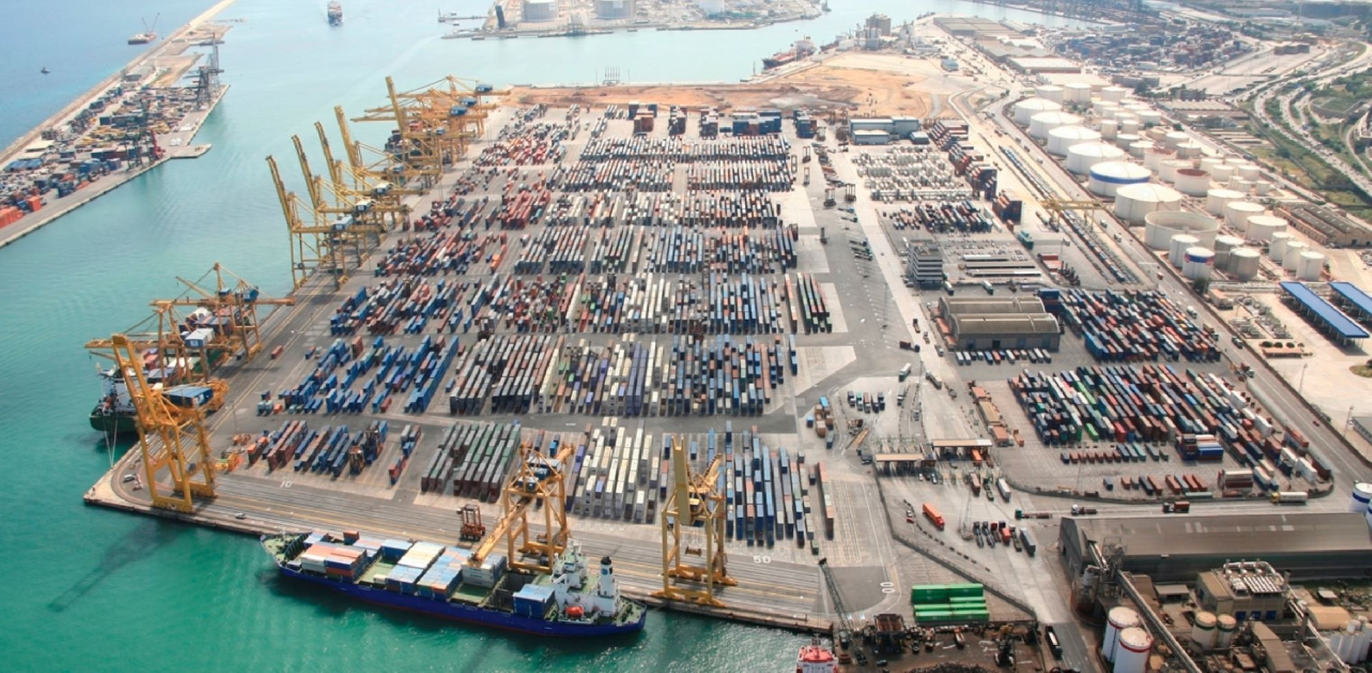 Vista panorámica de contenedores en el Puerto de Barcelona