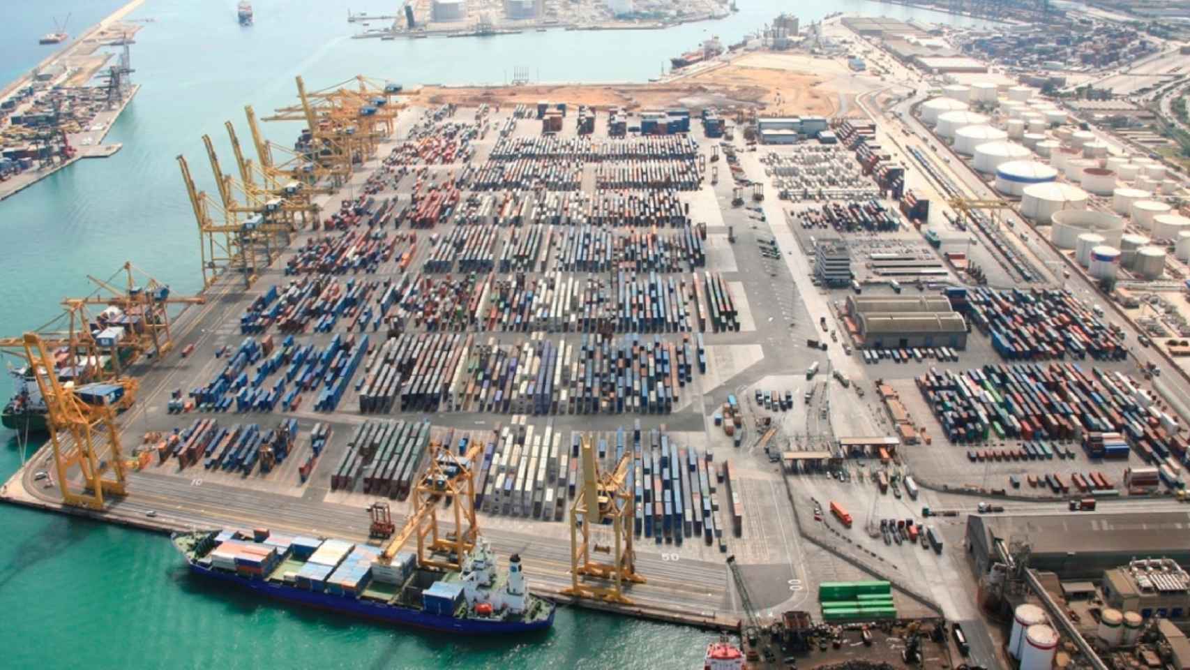 Vista panorámica de contenedores en el Puerto de Barcelona