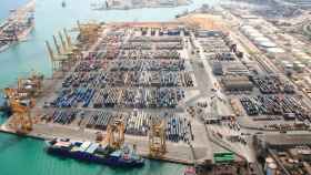 Vista panorámica de contenedores en el Puerto de Barcelona