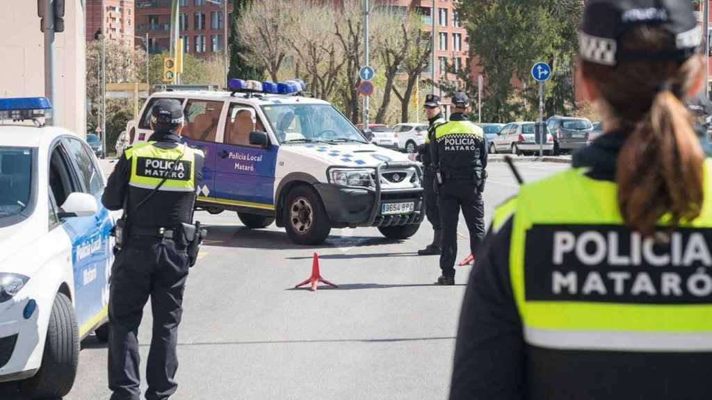 Agentes de la policía de Mataró en una imagen de archivo / ARCHIVO