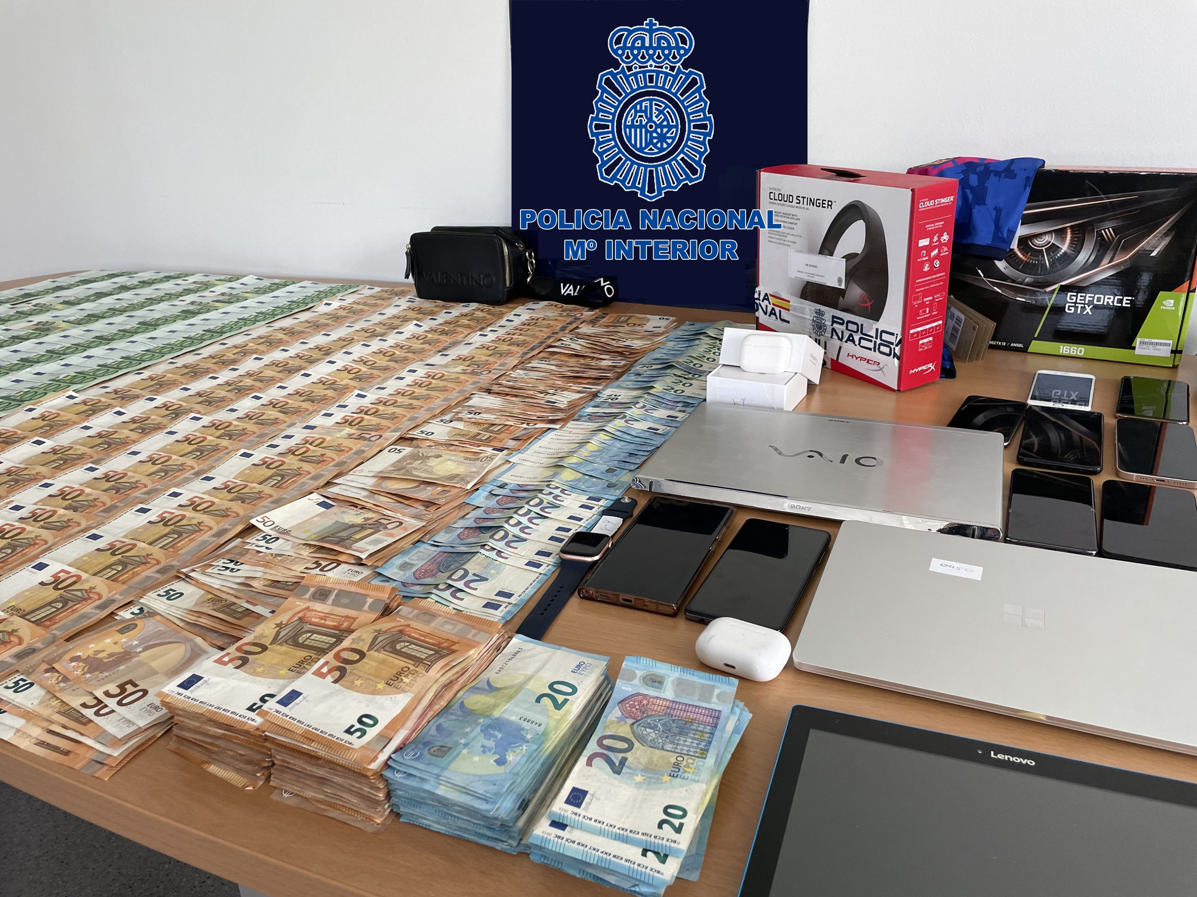 Dinero y material intervenido a los estafadores detenidos en Barcelona y el Maresme / POLICÍA NACIONAL
