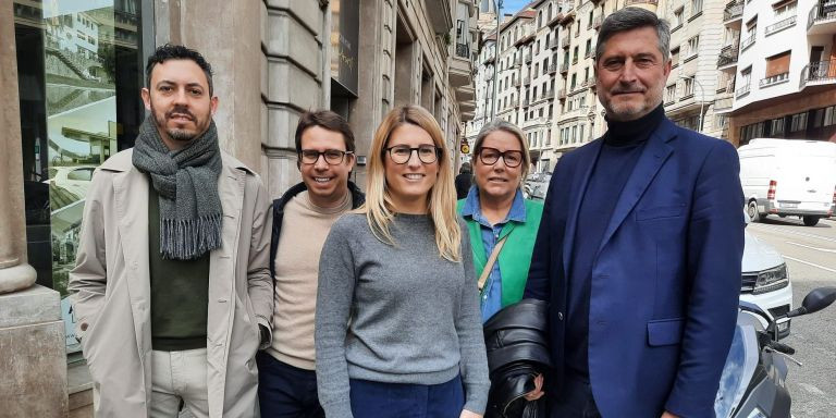 Elsa Artadi, acompañada del portavoz del grupo, Jordi Martí Galbis, y otros cargos de JuntsxCat  / JUNTS