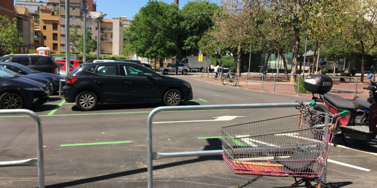 Carro con chatarra atado a una barandilla del aparcamiento / METRÓPOLI