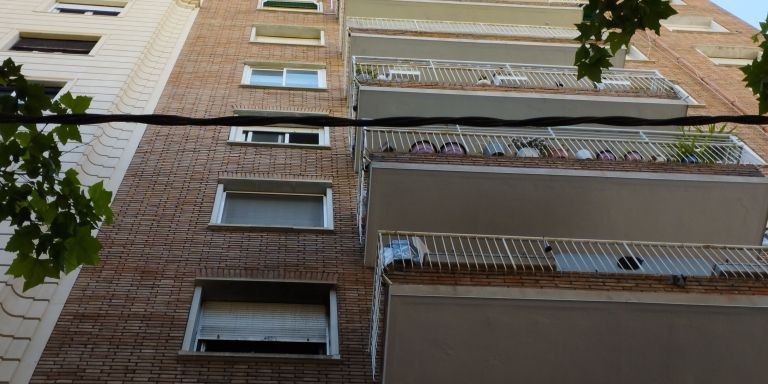 La ventana del piso incendiado este lunes en una imagen de este martes / METRÓPOLI