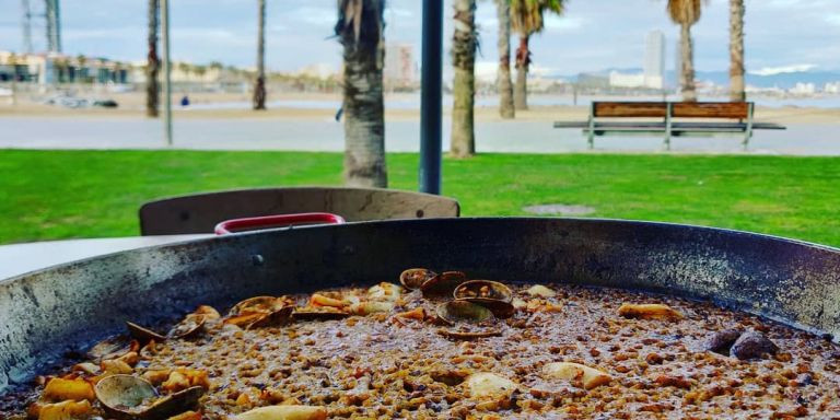 Paella con vistas a la barceloneta en el restaurante Pez Vela / INSTAGRAM