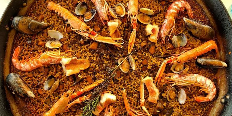 Una paella servida en la mesa del restaurante Xiringuito Escribà / INSTAGRAM