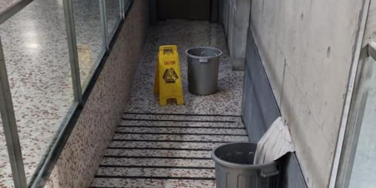 Más imágenes de goteras en las instalaciones del CE Barceloneta Futsal / CEDIDA